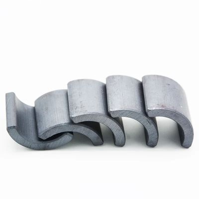 qualidade Ímãs de Ferrite em Arco Personalizados FB9B/FB12B Grau 250°C Resistente a Altas Temperaturas 450mT Brmax fábrica
